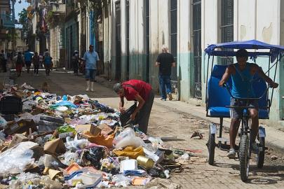 Küba'daki akaryakıt krizi Havana sokaklarını çöple doldurdu