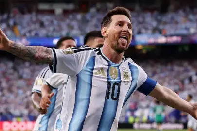 Olağanüstü Messi, tarihe geçecek bir ustalık gösterisiyle yeni bir sayfa daha yazdı