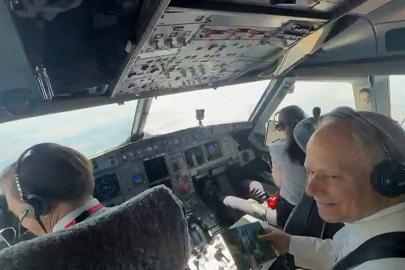 Papa Leo, Madrid-Barselona uçuşunda kokpite girdi