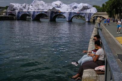 Paris'te Pont Neuf'teki JR'nin dev mağara enstalasyonuna ziyaretçiler akın etti