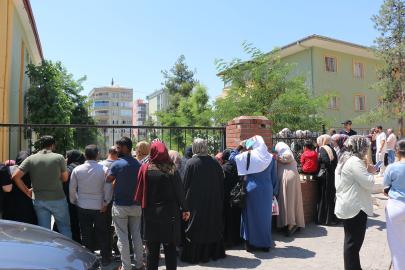 Şanlıurfa’da LGS heyecanı: Öğrenciler içeride, veliler dışarıda ter döktü