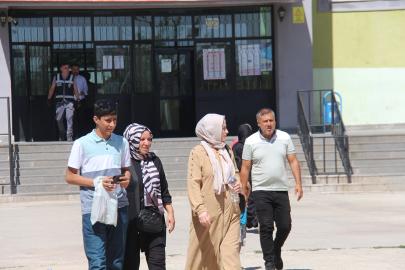 TYT sona erdi: Aileler okul önlerinde dua ederek bekledi