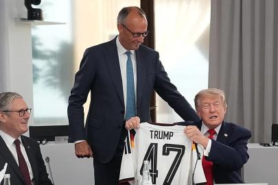 Video: G7'de Alman şansölye Trump'a 'Trump 47' yazılı forma hediye etti