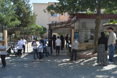 YKS'de değişmeyen görüntü: Siirt'te bazı adaylar sınav kapısına son dakikada geldi
