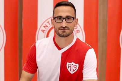 Antalyaspor, Soner Dikmen ve Erdoğan Yeşilyurt ile yeni sözleşme imzaladı