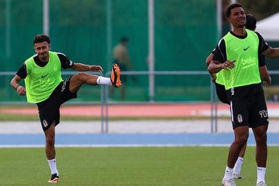 Beşiktaş'ın yeni transferi İlhan Fakılı, takımla ilk kez çalıştı