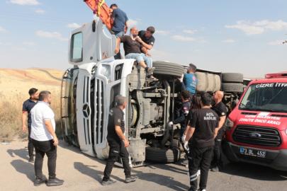 Cizre'de devrilen tırın sürücüsü yaralandı