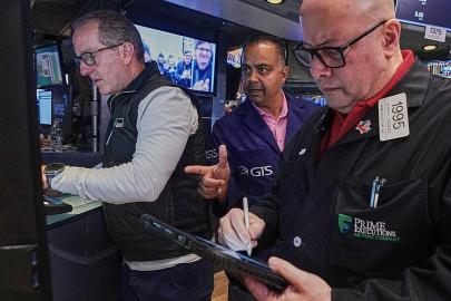 Dow rekorunun ardından Asya borsaları yükseldi, çip hisseleri zayıf kaldı