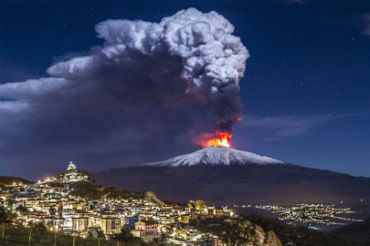 Etna Yanardağı'nda patlama: Kül bulutu nedeniyle uçak seferleri iptal edildi