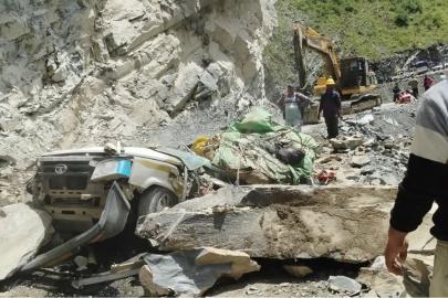 Hindistan'da kaya aracın üzerine düştü: 13 ölü