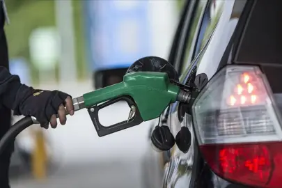 Hindistan'dan petrol bağımlılığını azaltacak hamle! İnek gübresinden üretilen yakıt kullanılıyor