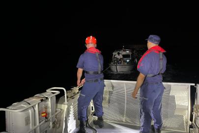İzmir açıklarında arıza nedeniyle sürüklenen teknedeki 3 kişi kurtarıldı