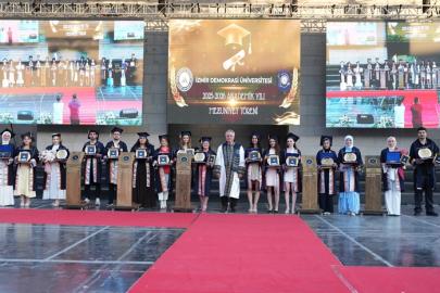 İzmir Demokrasi Üniversitesinde Mezuniyet sevinci