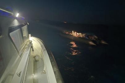 İzmir'de 41 düzensiz göçmen ile 1 göçmen kaçakçısı yakalandı