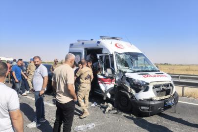 Mardin'de tır ile ambulans çarpıştı: 2'si sağlık personeli 3 yaralı