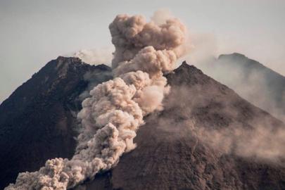 Merapi Yanardağı lav ve kül püskürttü