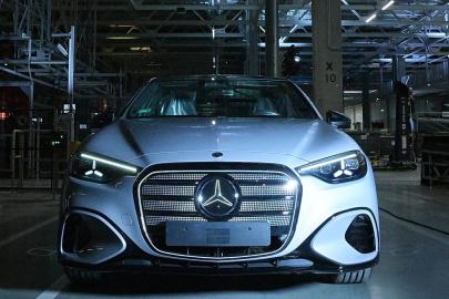 Mercedes-Benz satış tahminini düşürdü; Çin zayıflığına rağmen kâr arttı