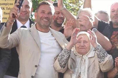 Okan Buruk ve annesi Zehra Buruk, Galatasaraylı taraftarlara üçlü çektirdi
