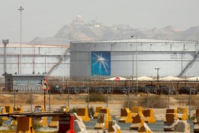 OPEC+, savaş öncesi seviyelere inen petrol fiyatlarıyla üretimi yine sınırlı artırdı