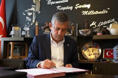 Özgür özel Yeni Pasrti İçin İmzayı Attı: CHP'de tarihi kopuş! Özgür Özel dahil 91 milletvekili istifa etti!