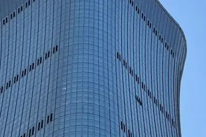 Pekin'de gizemli bir uçak 109 katlı gökdelene çarptı, Çin neden sessiz?