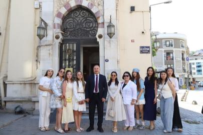 Rektör Prof. Dr. Rasim Akpınar’dan Kazakistanlı Öğrencilere Kemeraltı’nda “Kültür Rehberliği”