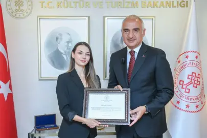 Türk balesinde uluslararası gurur! Bakan Ersoy, Nilay Tahiroğlu'nu tebrik etti