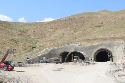 Yüksekova'da 4 bin 566 metrelik T2 tüneli hızla tamamlanıyor
