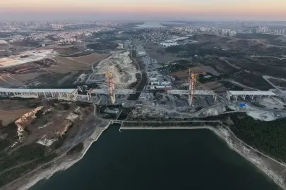 250 tonluk dev yükler havada: Kanal İstanbul'un ilk köprüsünde milimetrik tabliye operasyonu