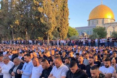 70 bin Müslüman Mescid-i Aksa'da cuma namazı kıldı