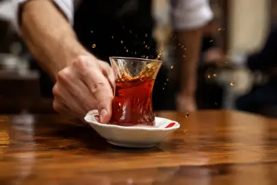 Çay bardağını sert koydu diye işten atıldı! Çalışanlar için dikkat çeken emsal karar