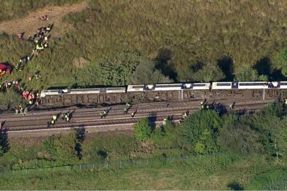 İngiltere'de tren raydan çıktı: Yaralılar var
