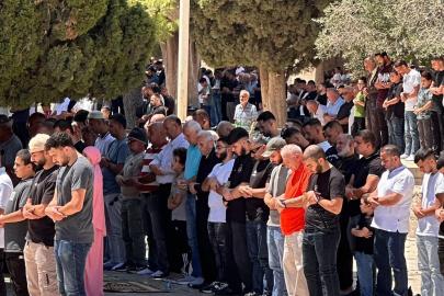 İşgalcilerin engellemelerine rağmen yaklaşık 70 bin kişi Mescid-i Aksa'da cuma namazı kıldı