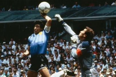 Maradona'nın ikonik 'Tanrı'nın Eli' golünü attığı top 3,35 milyon dolara satıldı
