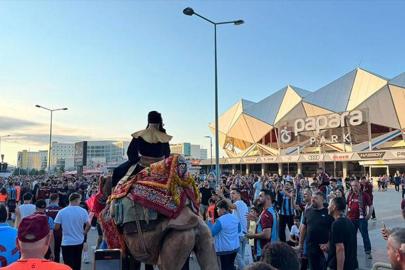 Salah sevgisi sınır tanımadı! Firavun kostümü ve deve