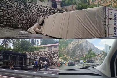 Siirt-Bitlis yolunda tır devrildi: Kilometrelerce araç kuyruğu oluştu