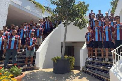 Trabzonspor sevdasını Girne’ye taşıdı, 250 Salah formasını çalışanlara giydirdi