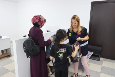 Buca Belediyesi öğrencilere çanta ve kırtasiye seti dağıttı