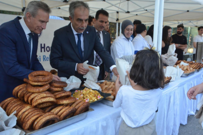 Egeli Öğrencilere Simit ve Boyoz İkramı
