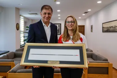 İzmir'de şampiyon okçu Dünya Yenihayat’tan Başkan Tugay'a ziyaret