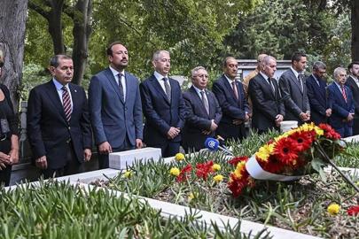 Metin Oktay, kabri başında anıldı | Dursun Özbek: Örnek alınacak bir kişiliği vardı
