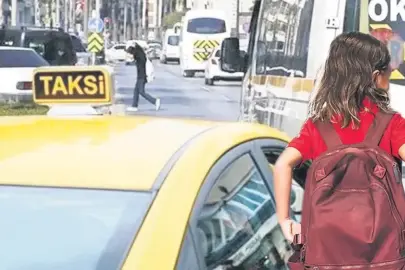 Öğrenciler servisten inip taksiye bindi