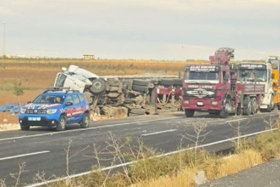 Şanlıurfa'da akü yüklü tır devrildi