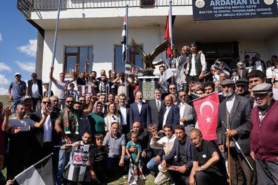 Serdal Adalı, Ardahan’ın Beşiktaş Köyü'nde kartal heykeli açtı