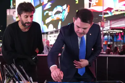 Times Meydanı'nda ebru sanatı ile COP31 tanıtımı! Bakan Kurum: Hayallerimizi tüm dünyayla paylaşıyoruz