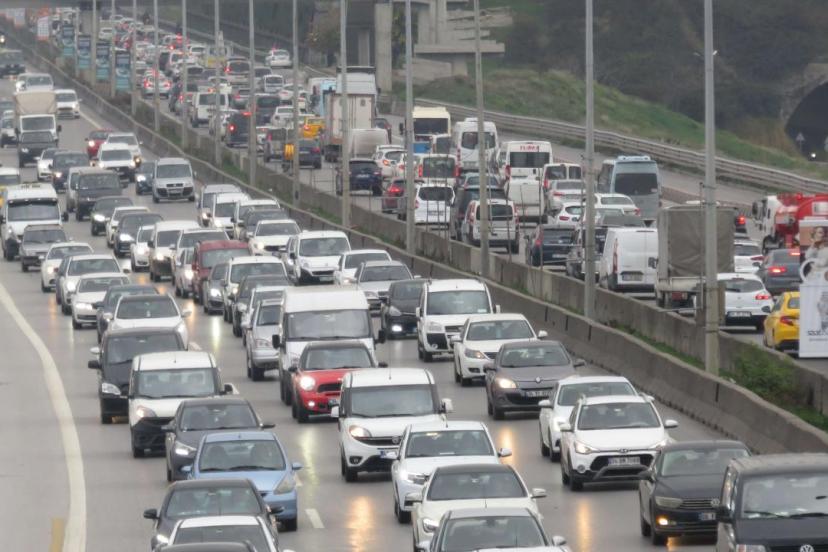 Trafikteki araç sayısı 165 bin 582 arttı