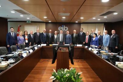Ümit Özdağ'dan İzmir'de Yoğun Program: Esnaf ve iş dünyasıyla buluştu