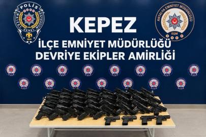 Antalya’da silah satışı operasyonu: 32 tabanca ele geçirildi