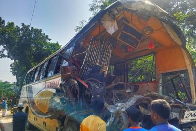 Bangladeş'te otobüs ile kamyon çarpıştı: 14 ölü