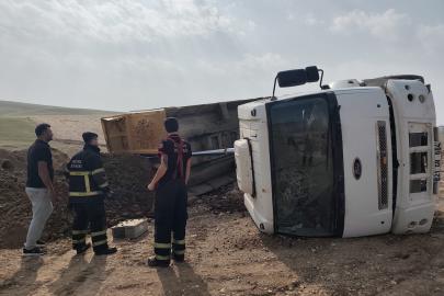 Batman'da toprak yüklü tır yoldan çıkarak yan yattı